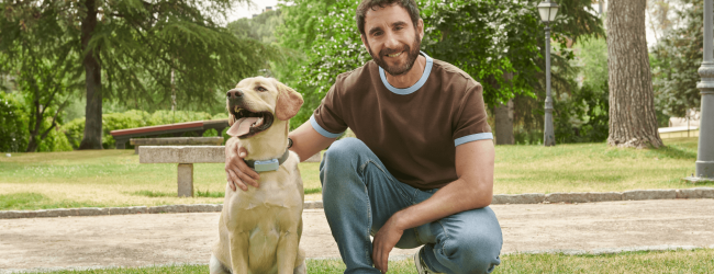 Dani Rovia con perro llevando Tractive